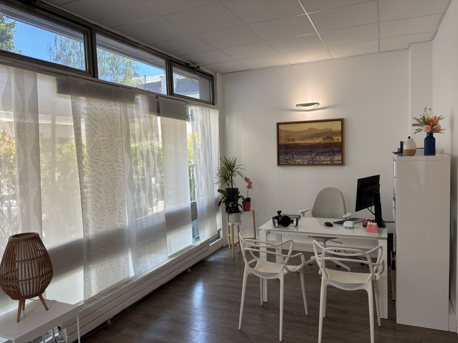 Intérieur du cabinet dentaire du Dr Azami à Le Vésinet, salle de consultation